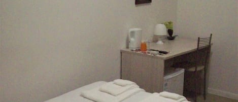Basic Room | Desk, free WiFi