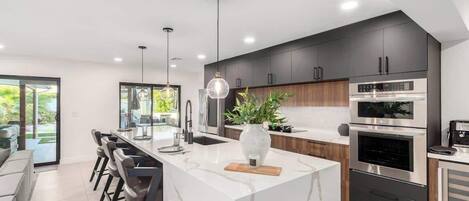 Frigorifero, microonde, forno, piano cottura