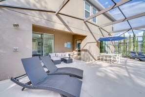 Outdoor dining - 6BR Villa w/ Pool, BBQ & Game Room Near Disney! (Kissimmee)