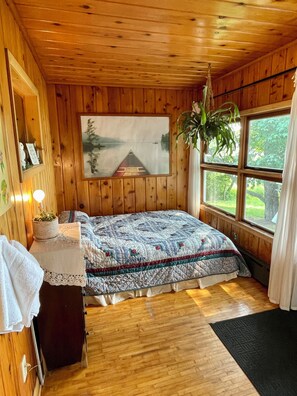 3 bedrooms, travel cot, WiFi, bed sheets
