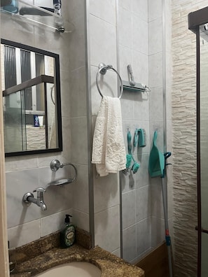 Douche, serviettes fournies, savon, papier toilette