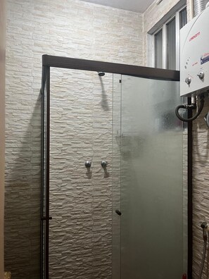 Douche, serviettes fournies, savon, papier toilette