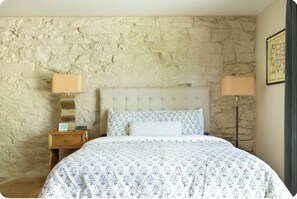 Tabla de planchar con plancha, wifi gratis y ropa de cama 