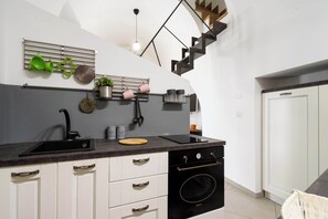 Réfrigérateur, four, plaque de cuisson, cafetière/bouilloire
