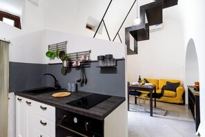 Réfrigérateur, four, plaque de cuisson, cafetière/bouilloire