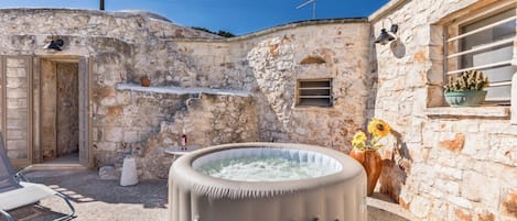 Outdoor spa tub