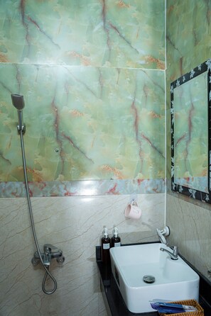 Shower, hair dryer, towels, soap - You & Me Hotel & Apartment (Ho Chi Minh City)