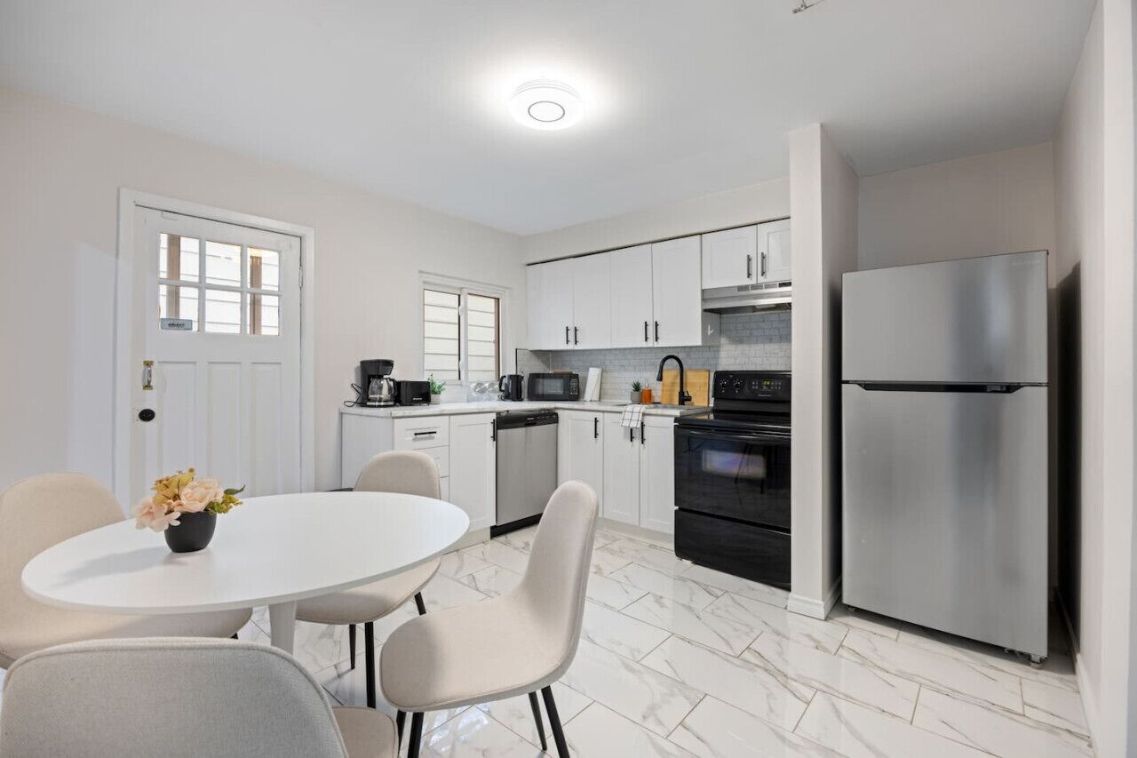 Réfrigérateur, four à micro-ondes, un four, lave-vaisselle