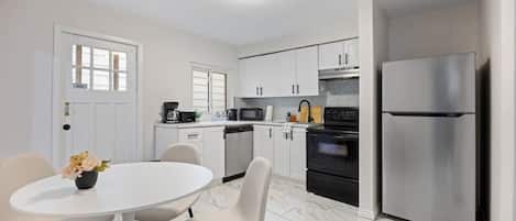 Kjøleskap, mikrobølgeovn, ovn og oppvaskmaskin