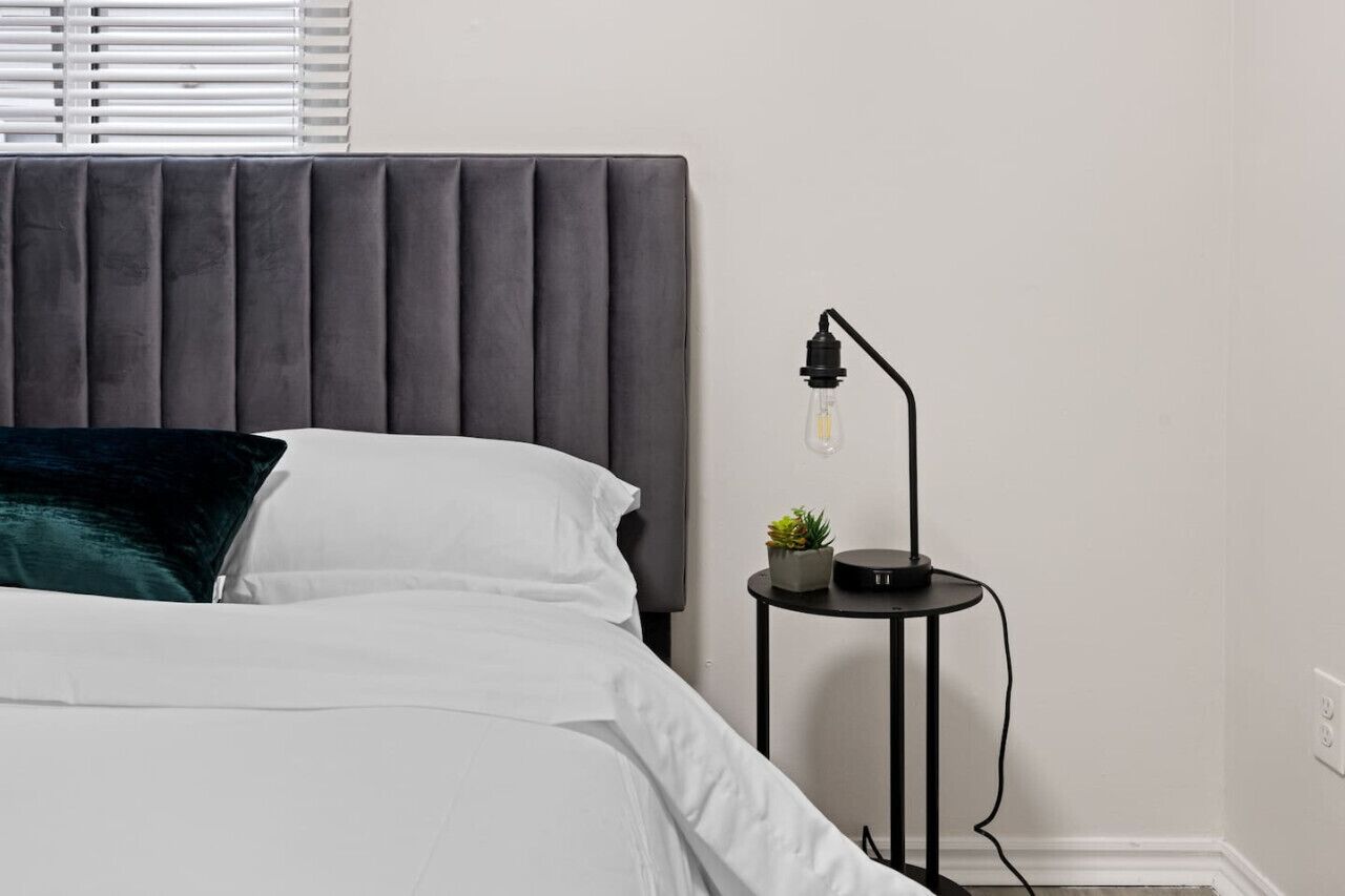 办公桌、免费 WiFi、床单