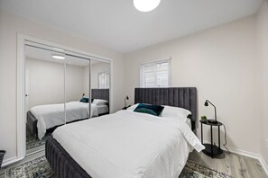 办公桌、免费 WiFi、床单