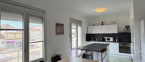Réfrigérateur, four à micro-ondes, un four, surface de cuisson