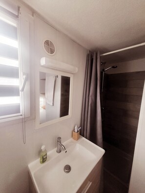 Shower, hair dryer, towels - Mini villa "Rondinara" near porto vecchio (Lecci)
