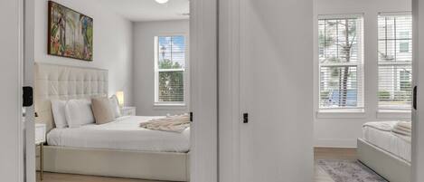 3 slaapkamers, een bureau, een strijkplank/strijkijzer, reisbedje