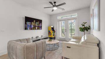 Een smart-tv, videogames en boeken