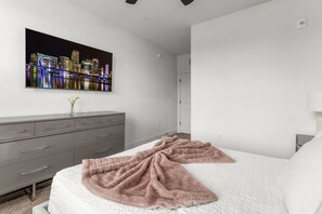 3 chambres, bureau, fer et planche à repasser, lit parapluie