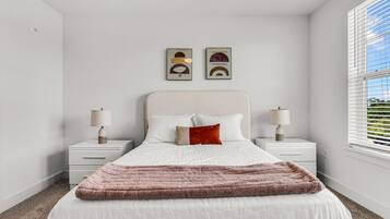 3 habitaciones, escritorio y tabla de planchar con plancha