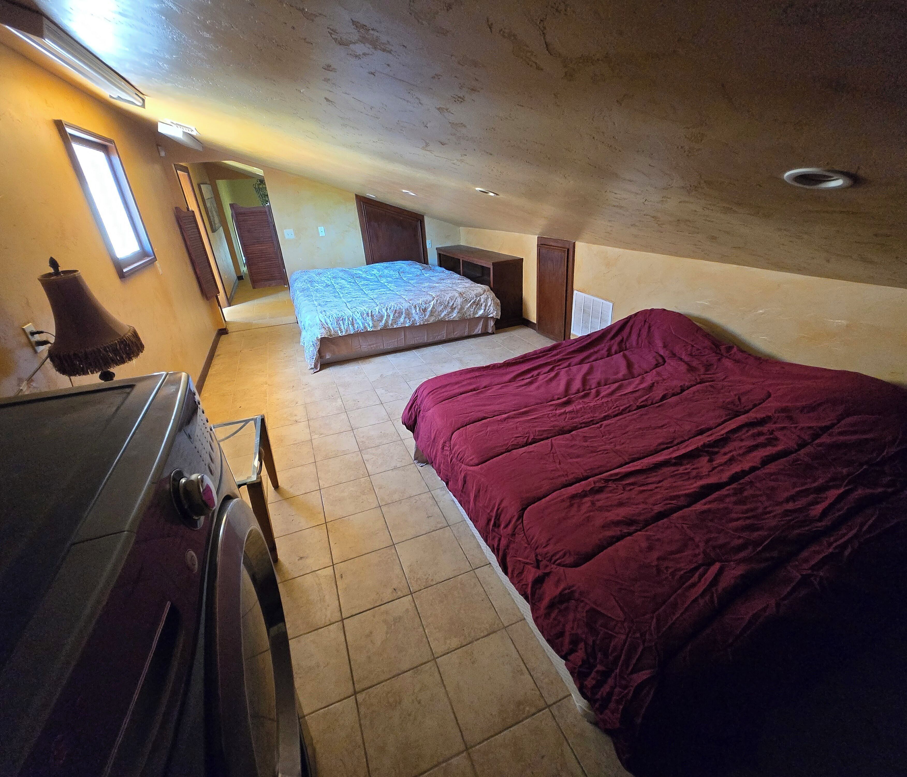 7 bedrooms, desk, WiFi, bed sheets