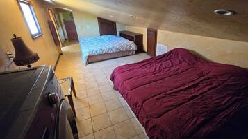 7 bedrooms, desk, WiFi, bed sheets