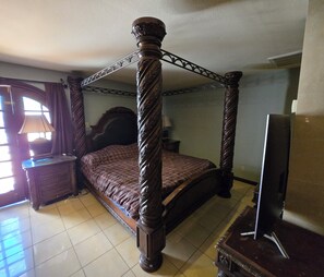 7 bedrooms, desk, WiFi, bed sheets