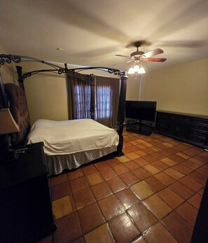 7 bedrooms, desk, WiFi, bed sheets