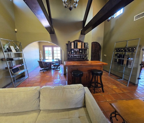 7-bedroom MANSION in 4.5 Acres Corpus Christi pool, Tennis court