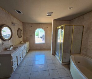 Douche, baignoire à jets, bidet, serviettes fournies