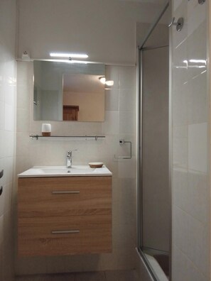 Hair dryer, toilet paper - T2, ANTILLES, equipped terrace, the beach and shops are a stone's throw... (Savines-le-Lac)