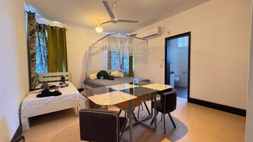5 bedrooms, iron/ironing board, WiFi, bed sheets