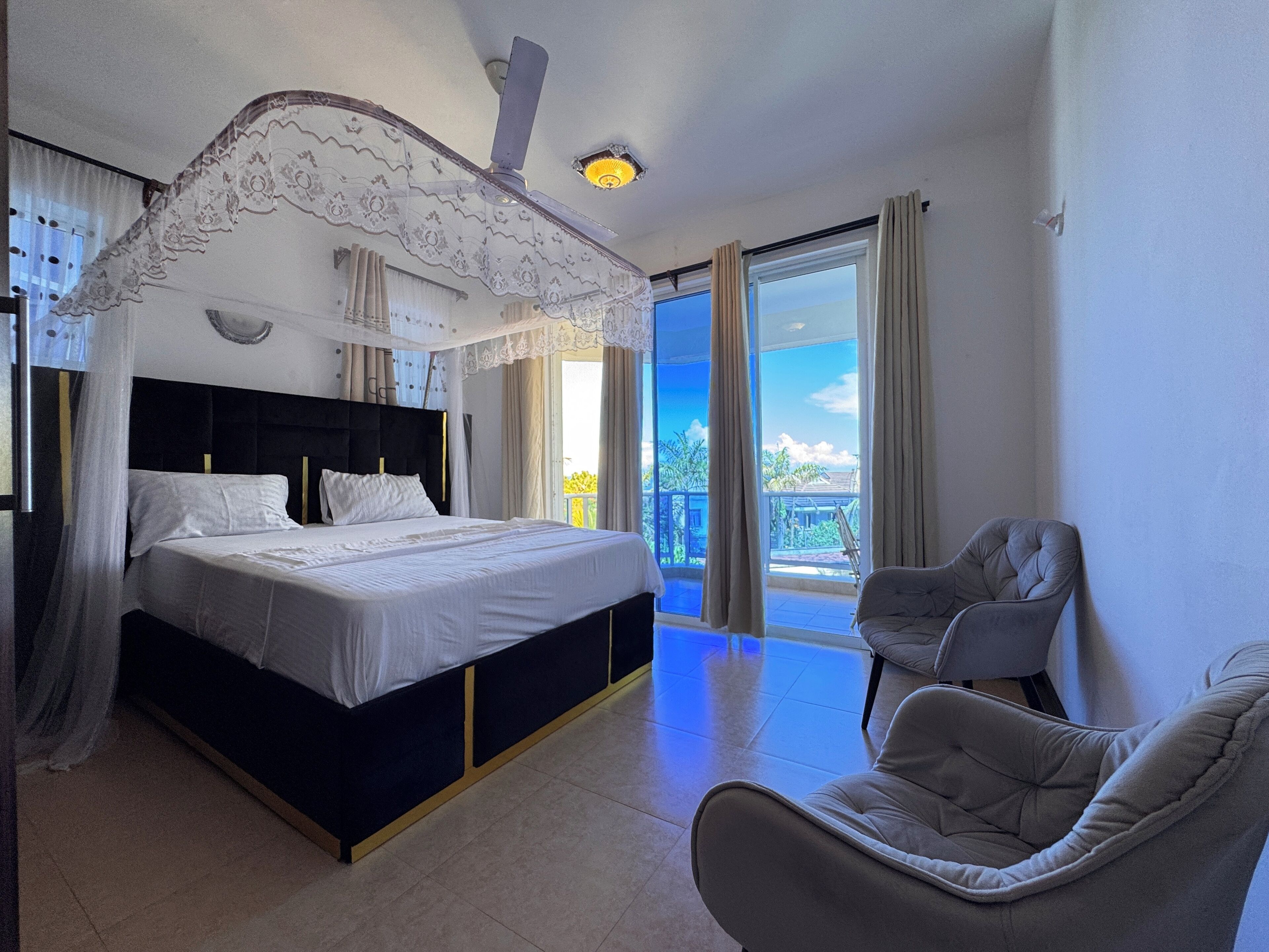 5 bedrooms, iron/ironing board, WiFi, bed sheets