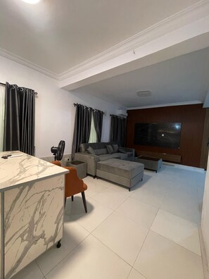 Smart-tv, een tafeltennistafel, boeken en een stereo