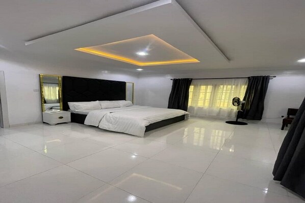 5 slaapkamers, een bureau, een strijkplank/strijkijzer, wifi (toeslag)