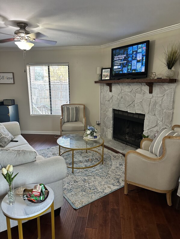 Living area - Masters Rental- Charming 3-bedroom townhome in Forest Hills Augusta (Augusta)