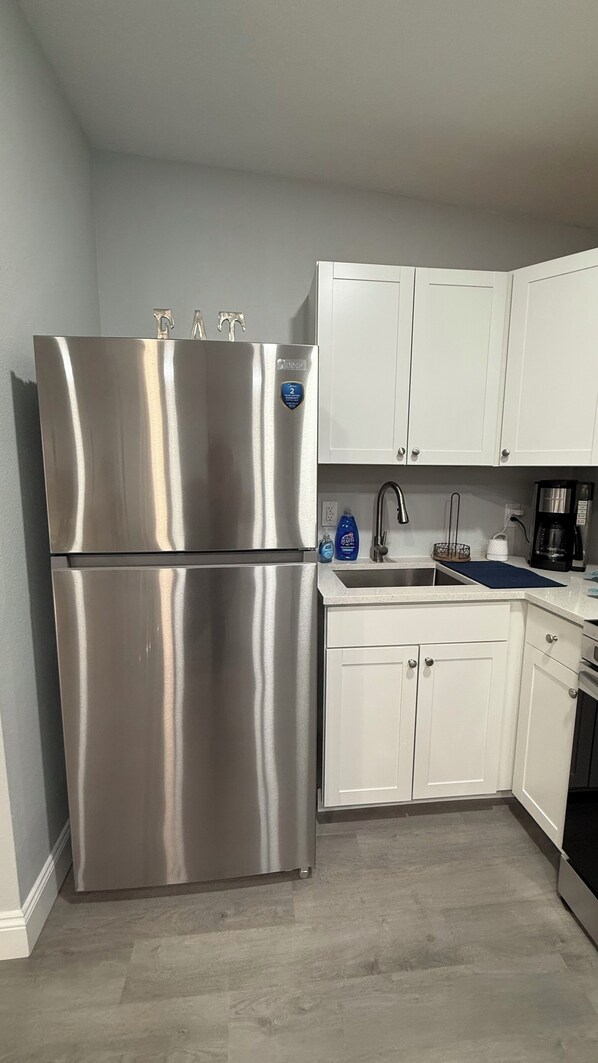 Mikrowelle, Ofen, Herdplatte, Wasserkocher mit Kaffee-/Teezubehör