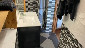 シャワー、ヘアドライヤー、ビデ、タオル