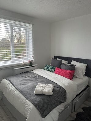 2 slaapkamers, een strijkplank/strijkijzer, wifi, beddengoed