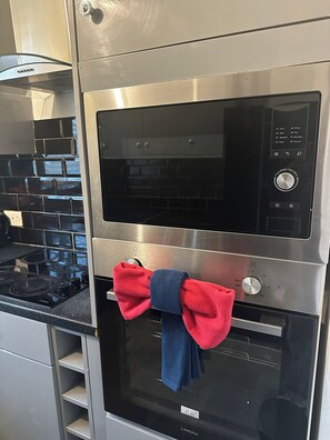 Private kitchen - Charming 2-bedroom flat in superb London with WiFi, AC, toiletries, quite area (London)