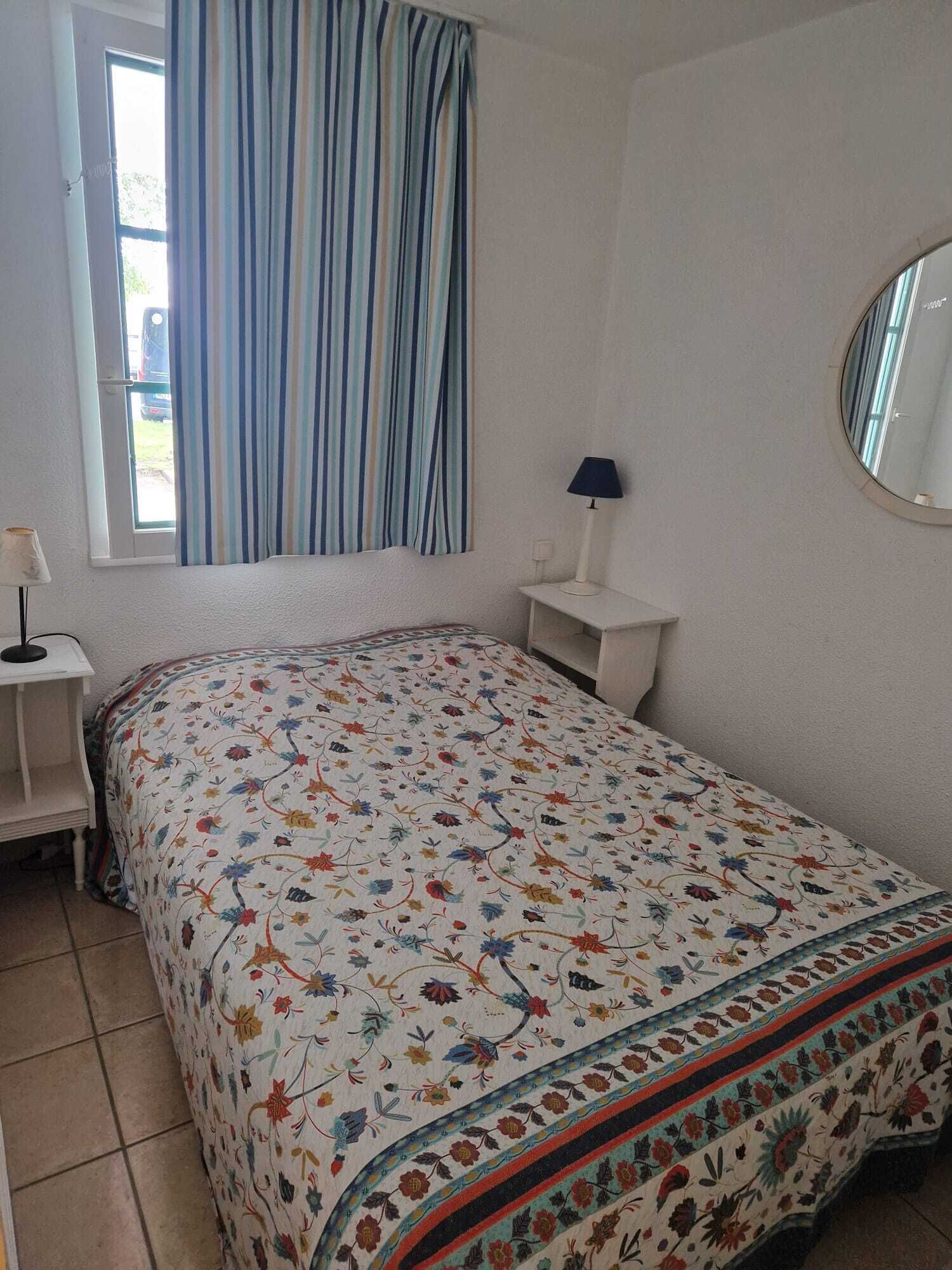 1 chambre, fer et planche à repasser