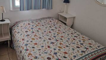 1 chambre, fer et planche à repasser