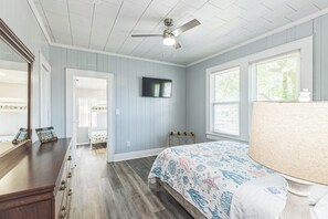 3 bedrooms, desk, iron/ironing board, travel cot