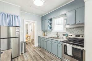 Réfrigérateur, four à micro-ondes, un four, surface de cuisson