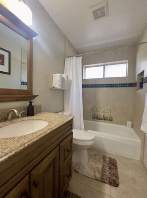 Dusche, Haartrockner, Handtücher, Seife