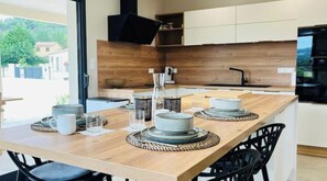 Micro-ondes, four, plaque de cuisson, lave-vaisselle