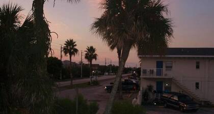 Penguins on the Beach 2/1 w/ balcony, beach, tropical oasis and pool