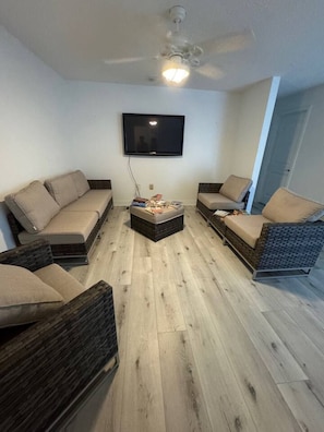 Tv, bordsfotboll och böcker