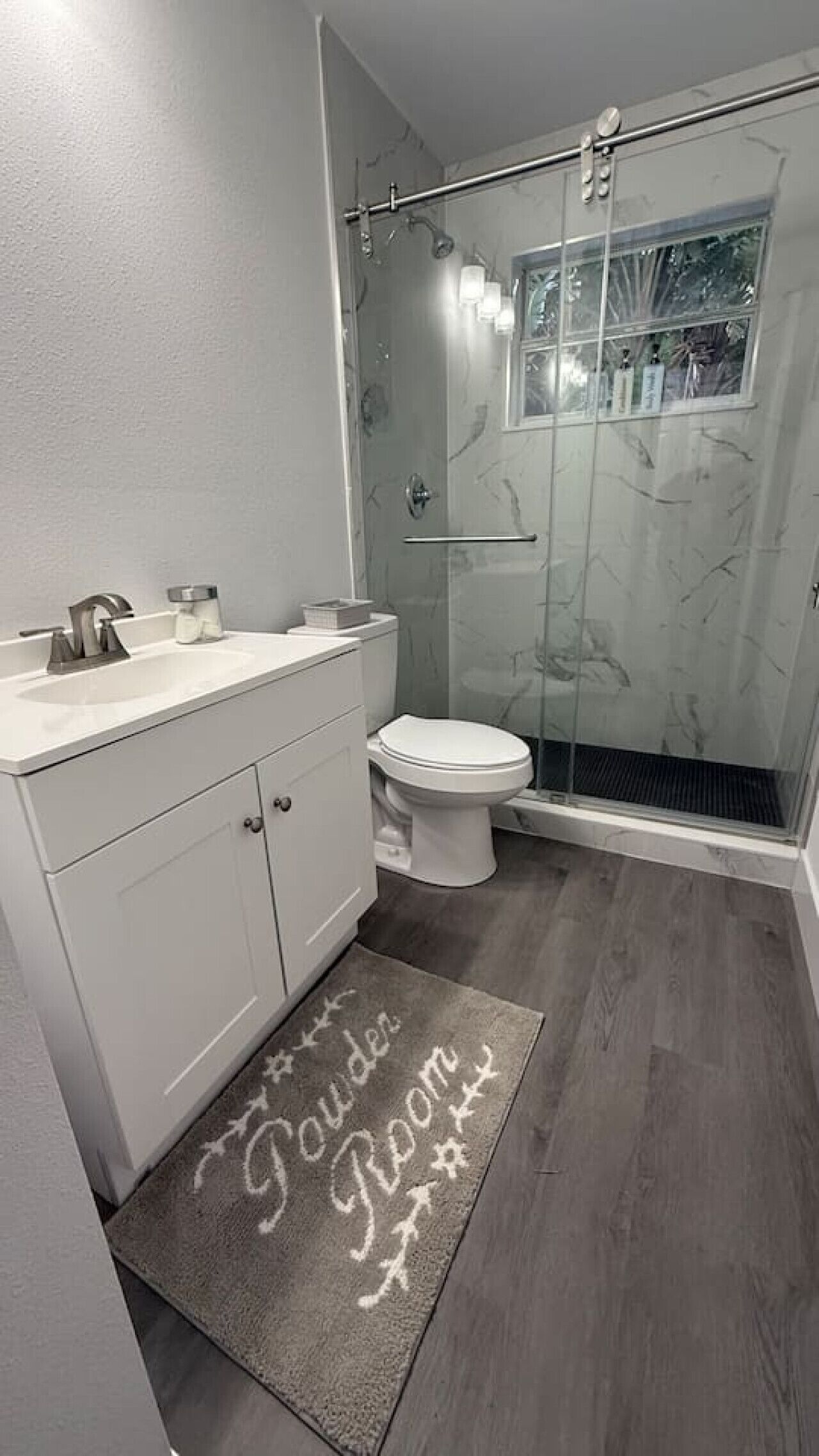 Regadera, secadora de cabello, toallas, jabón 