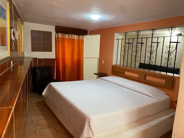 A hotel room with a bed, a desk, and a chair. - Casa 12 Reales (Guanajuato)
