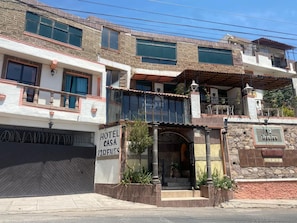 Vista frontal de la propiedad