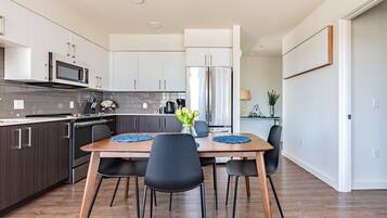 Kylskåp, mikrovågsugn, ugn och spishäll