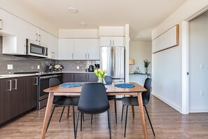 Jääkaappi, mikroaaltouuni, uuni, liesi